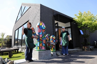 「Ｃａｆｅサボてん」の石田華歩さん（左）と母の芙美代さん＝朝来市和田山町寺谷