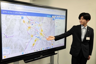 バージョンアップした「ヒヤリ・ハッとマップあさご」を紹介する市職員＝朝来市役所