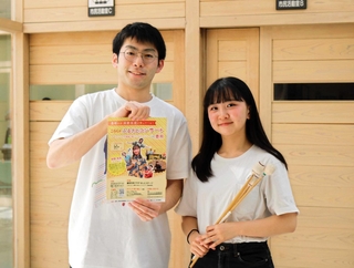 豊岡市日高町出身のマリンバ奏者岸野朱莉さん（右）と打楽器ユニット「鼓樂」のメンバー。但馬で初めてコンサートを開く＝豊岡市大手町