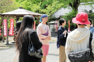 城崎温泉街でイベント「サウンドウォーク」を実施した音響作家のザイ・タンさん（中央）＝豊岡市城崎町湯島（城崎国際アートセンター提供）