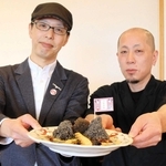 「合格祈願　はさカリー」を共同開発した小﨑正義さん（左）と休暇村竹野海岸の加藤勝幸料理長＝豊岡市竹野町竹野