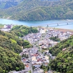 山あいに木造の建物が密集している城崎温泉街＝豊岡市城崎町湯島