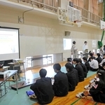 但馬地域の企業の魅力について、社員らに学ぶ豊岡高校の３年生たち＝豊岡市京町
