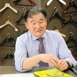 中田工芸の歩みを語る中田孝一会長＝豊岡市日高町江原