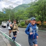 ゴール地点の神戸を目指す参加者ら（「かとぶんサポートグループ」提供）