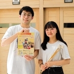 豊岡市日高町出身のマリンバ奏者岸野朱莉さん（右）と打楽器ユニット「鼓樂」のメンバー。但馬で初めてコンサートを開く＝豊岡市大手町