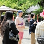 城崎温泉街でイベント「サウンドウォーク」を実施した音響作家のザイ・タンさん（中央）＝豊岡市城崎町湯島（城崎国際アートセンター提供）