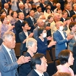 一本締めをする金婚夫婦ら＝やぶ市民交流広場ホール