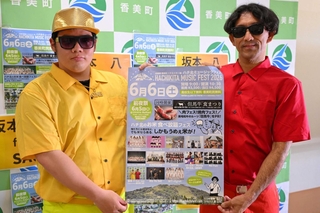 ハチ北ミュージックフェスに出演する香美町のキャラクター坂本八（右）とＳＡ６＝香美町役場