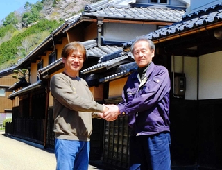 クラウドファンディングで手を携える田治米の田治米博貴さん（左）と此の友酒造の木村祥三さん＝朝来市山東町矢名瀬町（道の駅「但馬のまほろば」提供）