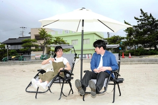 レンタルが始まったリクライニングチェアとパラソル＝豊岡市竹野町竹野