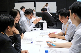 地域課題や政策を考えるワークショップに臨む県や市町の若手職員たち＝豊岡市山王町