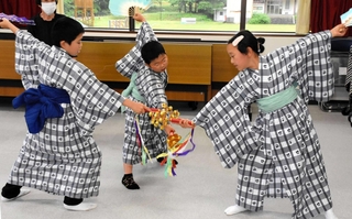 新たな指導者が決まり、再始動する「せきのみや子ども歌舞伎」のメンバーら＝関宮公民館