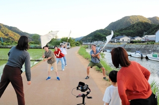 ミカエル・モーリッセンさんと映像作品の収録に臨む「とことこダンサーズ」のメンバーたち＝豊岡市城崎地域