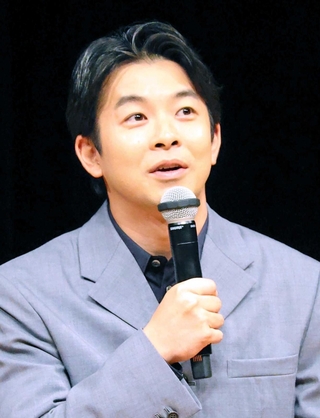 客席を見渡しながら撮影秘話などを披露する俳優の仲野太賀さん＝朝来市和田山町玉置