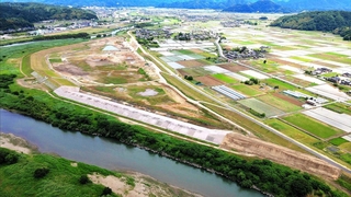 上空から撮影した中郷遊水地下池（豊岡河川国道事務所提供）