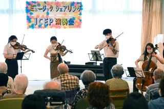 五嶋みどりさん（左から２番目）らによる弦楽器の演奏＝新温泉町戸田