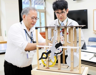 わずかな部品しか残っていなかった辰鼓楼の時計初号機の構造が再現された＝豊岡市出石町内町