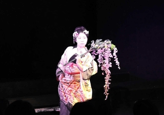 「藤娘」を舞う水仙さん。３月に死去した師匠で日本舞踊家の笹川美智子さんに教えを受けた＝豊岡市中央町