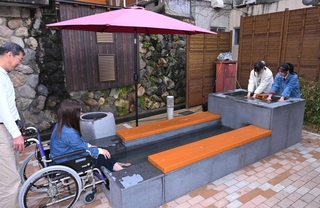 車いす利用者らが手湯や足湯を楽しめる円仁の湯＝新温泉町湯