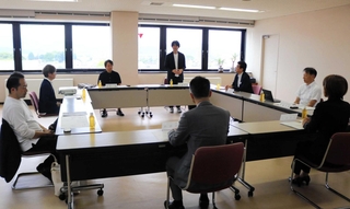 豊岡商工会議所が、働きたくなる職場や地域づくりを目指す「若者定着委員会」を立ち上げた。初会合に集まった委員たち＝豊岡市大磯町