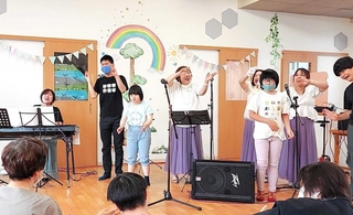 地域との交流などを目指して開かれた音楽ライブ。最後には子どもたちも前に立ち、歌った＝豊岡市日高町堀（ここほーみぃ提供）