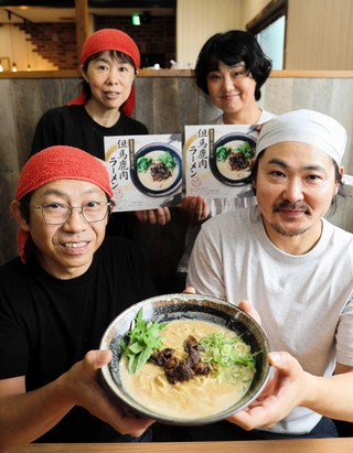 新商品を紹介する（下段左から）小山智也さん、髙田尚希さん、（上段左から）小山優子さん、髙田宏実さん＝朝来市和田山町枚田、ラーメン冨貴