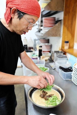 「但馬鹿肉ラーメン」の調理風景＝朝来市和田山町枚田、ラーメン冨貴