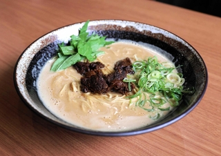 じっくり煮込んだ鹿肉がのった「但馬鹿肉ラーメン」＝朝来市和田山町枚田、ラーメン冨貴