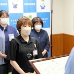 西藤勉署長から感謝状を受け取る３人＝南但馬署