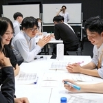 地域課題や政策を考えるワークショップに臨む県や市町の若手職員たち＝豊岡市山王町