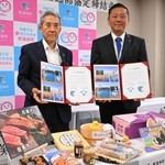 ふるさと逸品協定を結んだ新温泉町の西村銀三町長（左）と泉佐野市の千代松大耕市長＝新温泉町役場