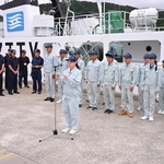 トロール漁業実習の乗船式であいさつする香住高校の生徒ら＝香住漁港東港