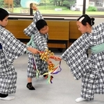 新たな指導者が決まり、再始動する「せきのみや子ども歌舞伎」のメンバーら＝関宮公民館