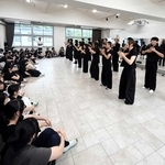 近大豊岡高校のダンス部員に踊りを披露する韓国の「ノマド・ビレッジ」の若者たち＝豊岡市戸牧（小山俊和さん提供）