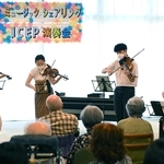 五嶋みどりさん（左から２番目）らによる弦楽器の演奏＝新温泉町戸田