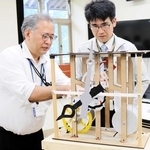 わずかな部品しか残っていなかった辰鼓楼の時計初号機の構造が再現された＝豊岡市出石町内町