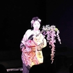 「藤娘」を舞う水仙さん。３月に死去した師匠で日本舞踊家の笹川美智子さんに教えを受けた＝豊岡市中央町