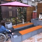 車いす利用者らが手湯や足湯を楽しめる円仁の湯＝新温泉町湯