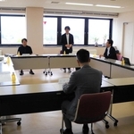 豊岡商工会議所が、働きたくなる職場や地域づくりを目指す「若者定着委員会」を立ち上げた。初会合に集まった委員たち＝豊岡市大磯町