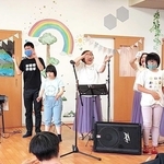 地域との交流などを目指して開かれた音楽ライブ。最後には子どもたちも前に立ち、歌った＝豊岡市日高町堀（ここほーみぃ提供）
