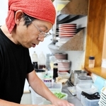 「但馬鹿肉ラーメン」の調理風景＝朝来市和田山町枚田、ラーメン冨貴