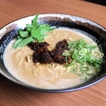 じっくり煮込んだ鹿肉がのった「但馬鹿肉ラーメン」＝朝来市和田山町枚田、ラーメン冨貴