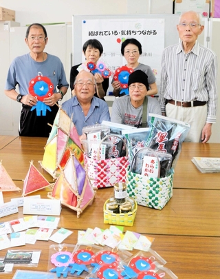 宮城県南三陸町への訪問を前に手作りの土産などを持ち寄った「支縁の和」のメンバー＝豊岡市城南町