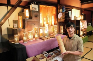 竹灯籠展を開く土野大介さん＝豊岡市出石町宵田