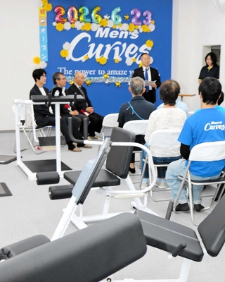 北近畿初の「メンズ・カーブス」が開業し、器具が並ぶ施設内でオープニング式典に臨む関係者＝豊岡市正法寺