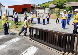一般道と自動車専用道路を結ぶゲートを開閉する職員ら＝道の駅「但馬のまほろば」