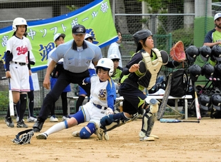 八鹿青渓・養父－日高東、本塁に滑り込む八鹿青渓・養父の選手＝養父市八鹿町九鹿