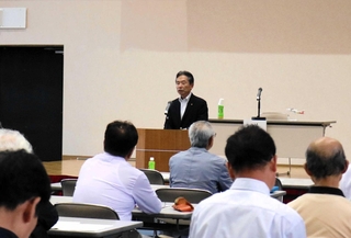 ２０２５年度の利用者数などが報告された但馬空港推進協議会の総会で、あいさつする岡本慎二会長＝豊岡市岩井
