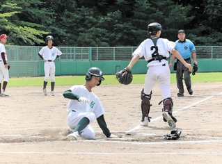 ホームインする日高東の選手＝植村直己記念スポーツ公園野球場